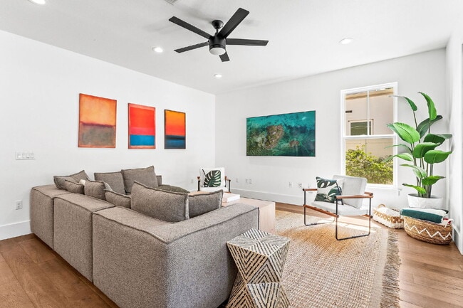 Building Photo - Experience Elegance and Comfort: Spacious ...
