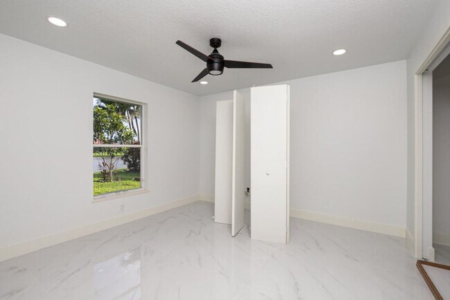Building Photo - Heatherwood Lake Front Pool Home in St. Lucie West