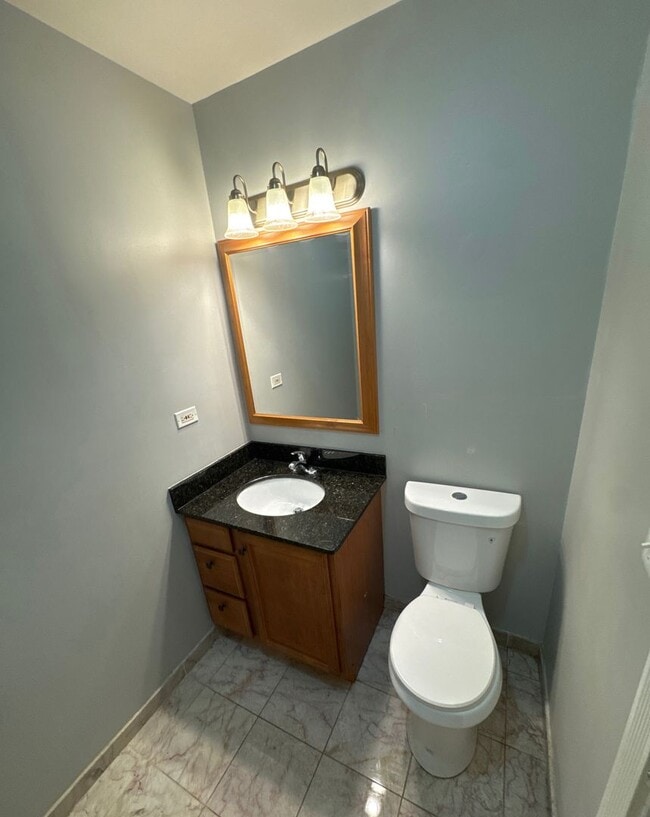 Building Photo - Beautiful 3 bedroom 2 bathroom condo In Near Presidential Library