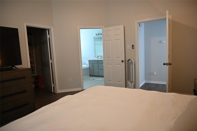 Building Photo - 5755 Lightstone Ln