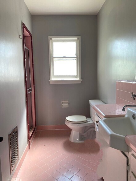 Building Photo - 10682 Kinnard Ave