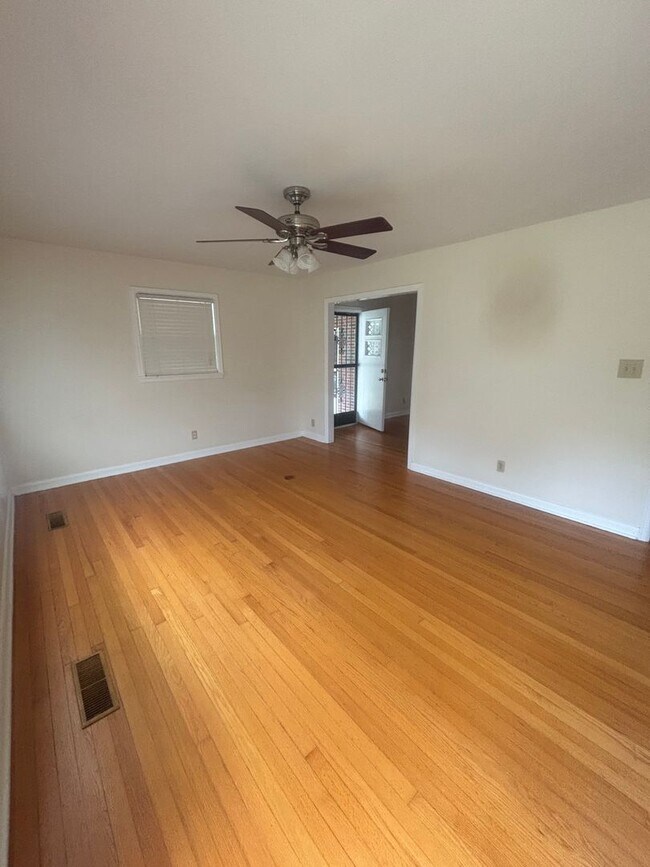 Building Photo - 1805 Stevens Dr NE
