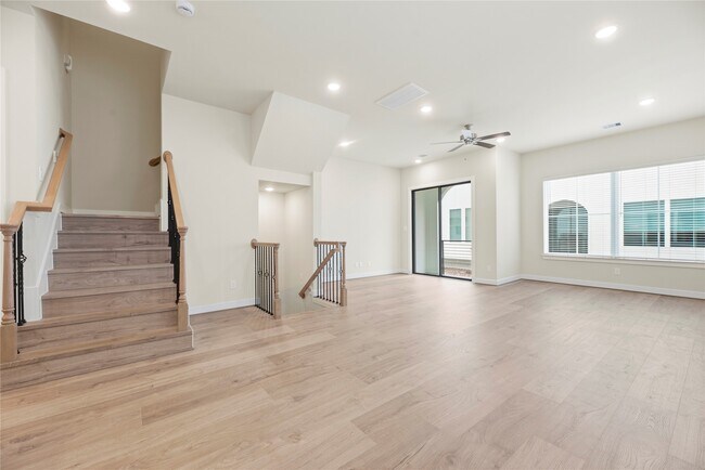 Building Photo - 3075 Hicks St