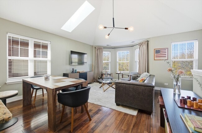 Building Photo - 639 W Elm St