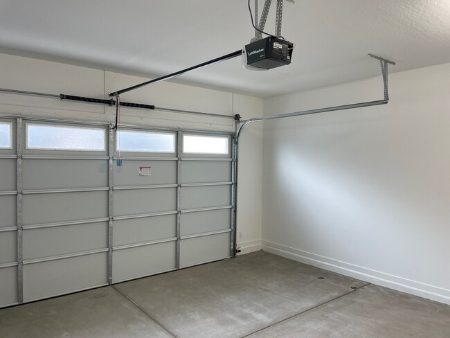 Building Photo - 901 S Smith Rd