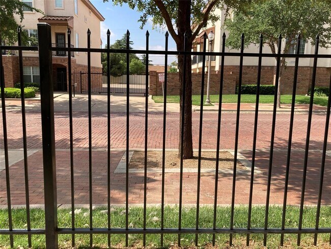 Building Photo - 2106 Main St