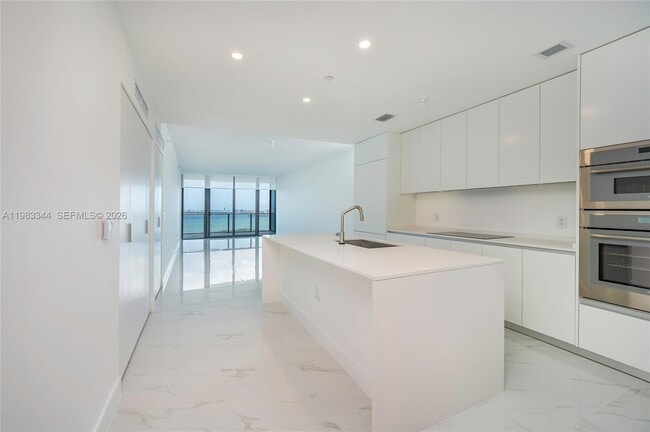 Building Photo - 700 NE 24th St