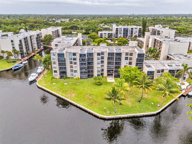 Building Photo - 7 Royal Palm Way