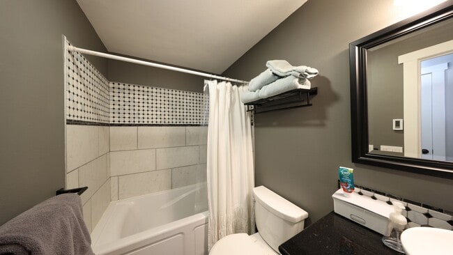 Building Photo - 3 Bed 3 Bath - Upgrades Throughout - Matur...