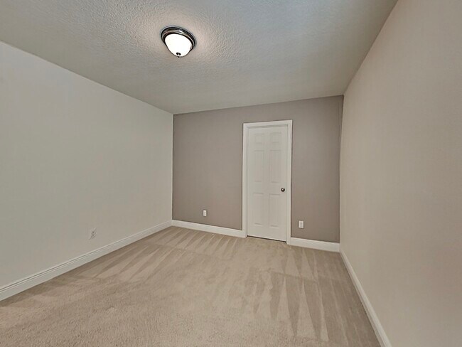 Building Photo - 8931 Lookout Pointe Dr