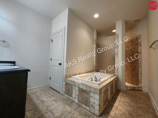 Building Photo - 4613 Riverview Dr