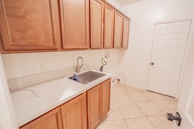 Building Photo - Single Story Pool Home for Rent in Palmdale.