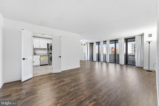 Building Photo - 250 S Reynolds St