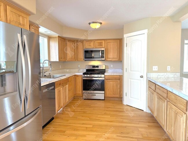 Building Photo - 3 BR home with fenced yard