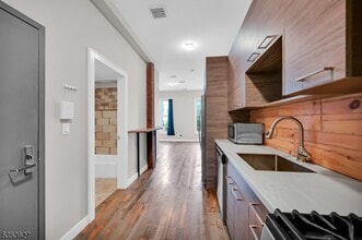 Building Photo - 180 Spring St