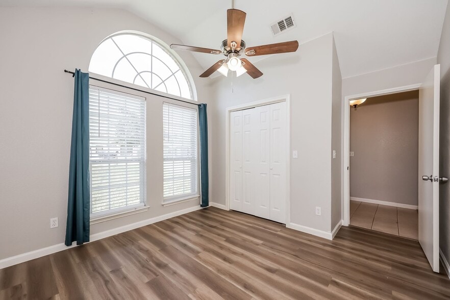 Building Photo - 321 Meadow Park Dr