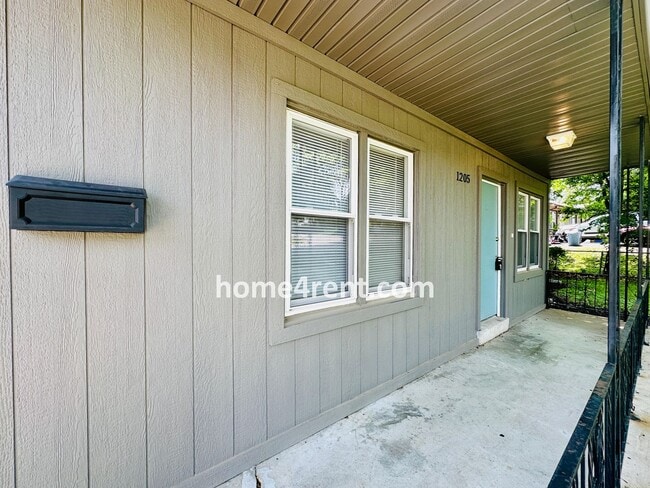 Building Photo - Cozy, Ranch Style Home w/ Stainless Steel ...