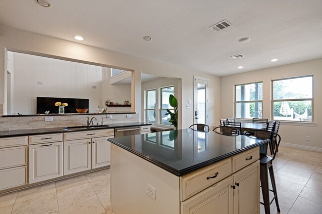 Building Photo - 4627 Miramar Dr