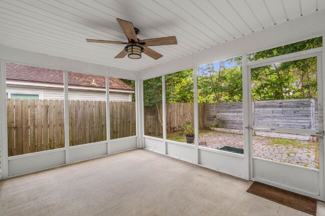 Building Photo - 989 Claeven Cir