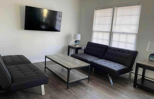 Building Photo - 214 Bedford Dr