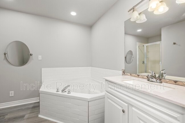 Building Photo - 4016 S Sunrise Dr