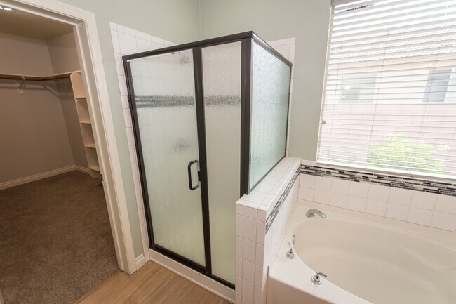 Building Photo - Gorgeous 4 Bedroom 2 Bathroom Home! Centra...