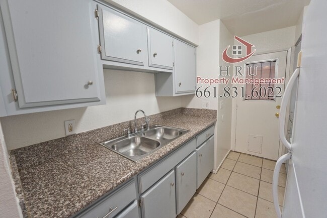 Building Photo - SW-3 bedrooms 2.5 baths condo