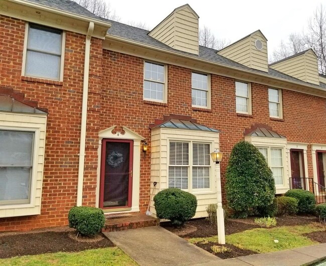 Primary Photo - 3 Bedroom Townhome- 5 minutes from LU