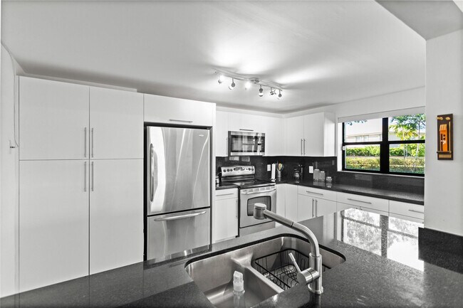 Building Photo - 16051 Blatt Blvd