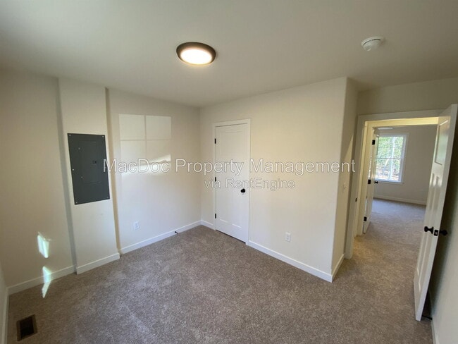 Building Photo - 170 Forest Grove Rd