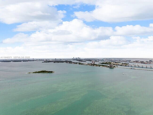 Building Photo - 700 NE 24th St