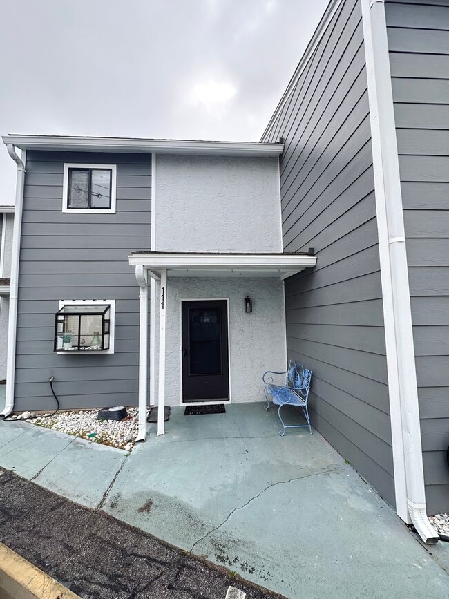 Building Photo - Unfurnished 2 Bedroom Townhome Near the Be...