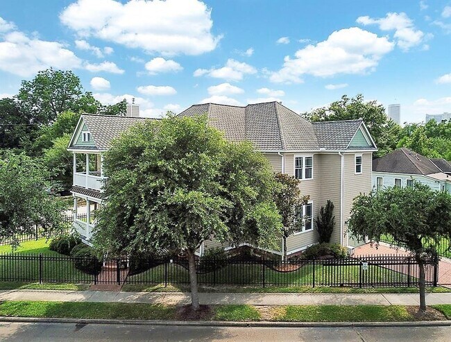 Building Photo - 801 Sawyer St