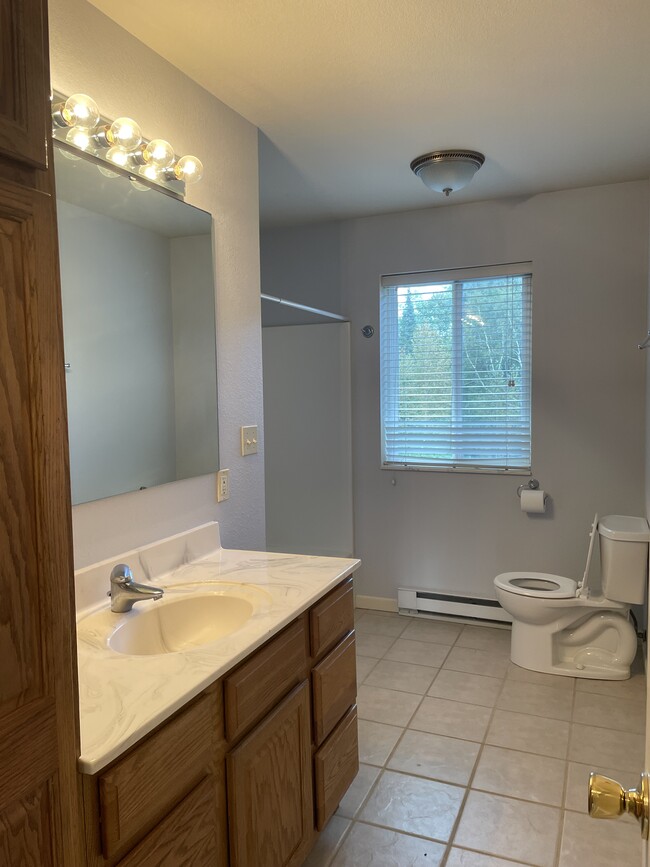 Full bath - second floor - 5185 Samuelson Rd