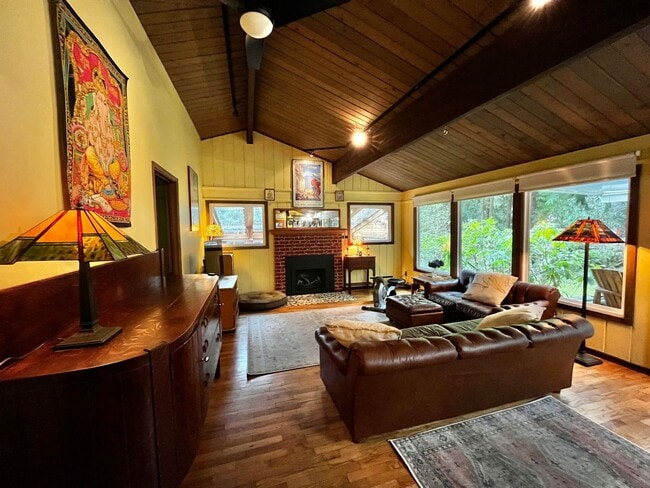 Building Photo - Well Maintained, Cozy, Furnished, Hansville Home on 3/4 Acre Lot!