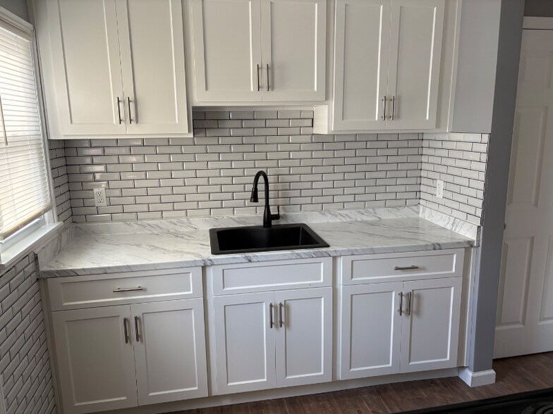 Building Photo - 136 Kenview Ave