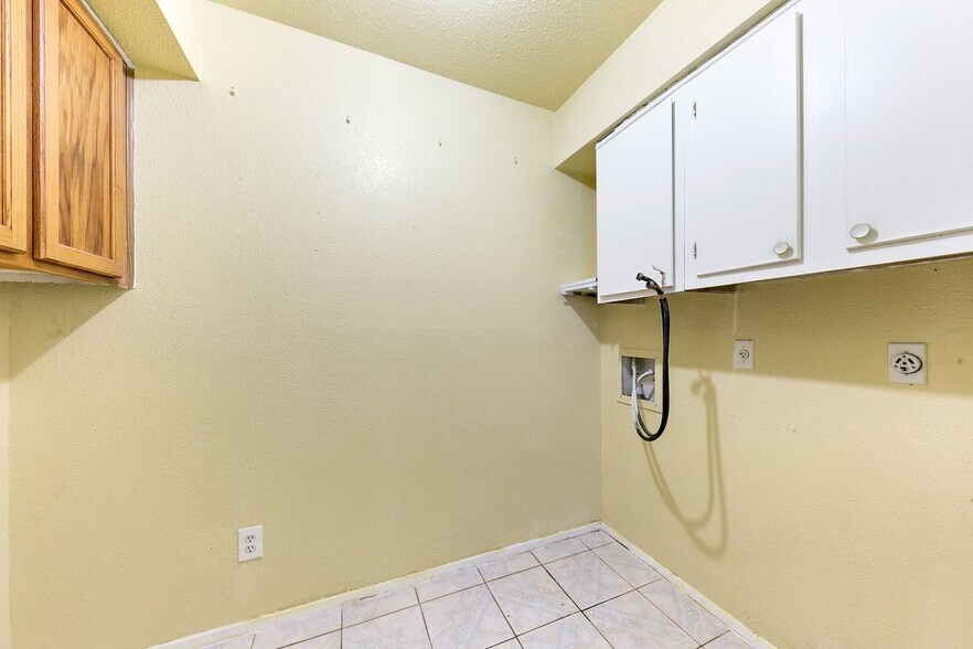 Building Photo - 6500 Sands Point Dr
