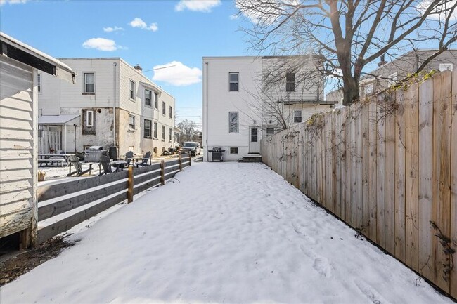 Building Photo - 515 Harrison Ave