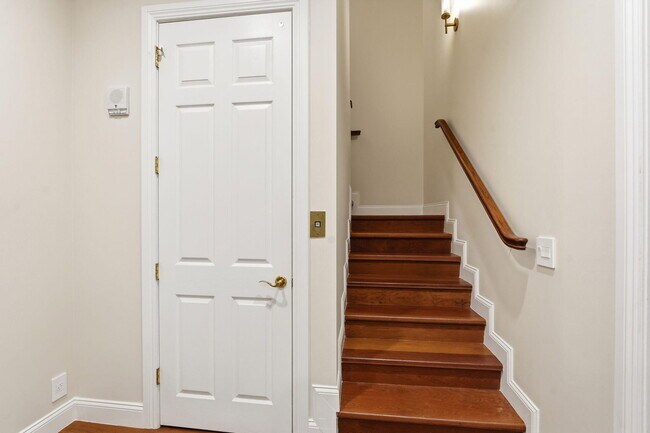 Building Photo - 921 Osceola Dr