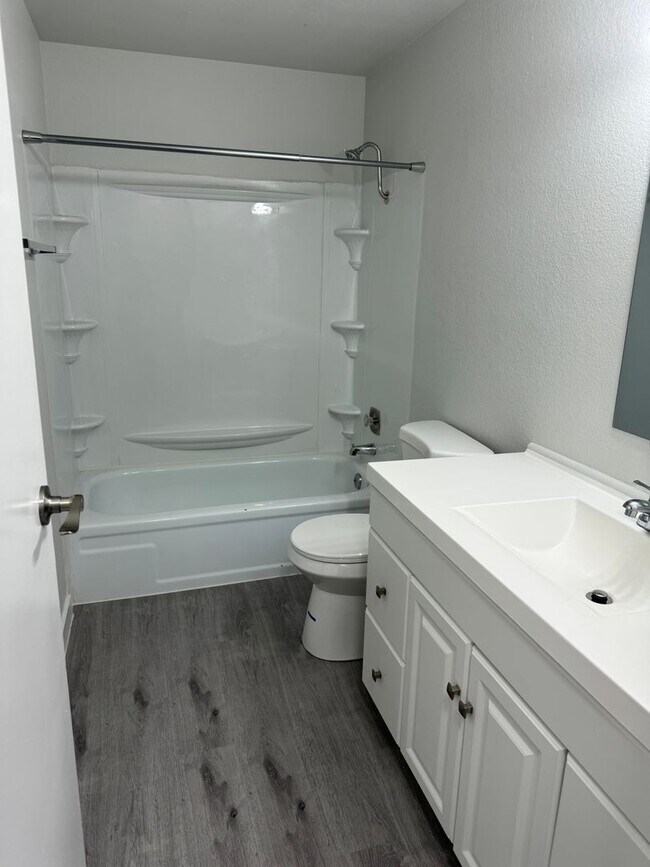 Building Photo - Stylish Modern 3 bed 2 bath house