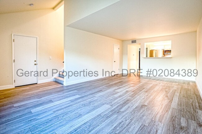 Building Photo - 3 bedroom Townhome with downstairs primary...