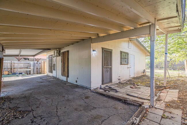 Building Photo - 6142 Lawn Valley Dr