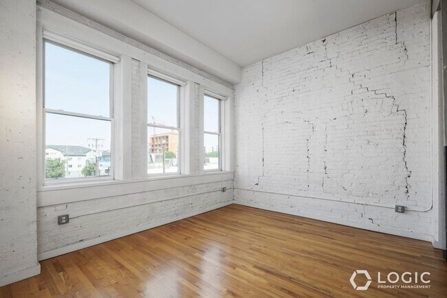 Building Photo - 159 W Broadway-304