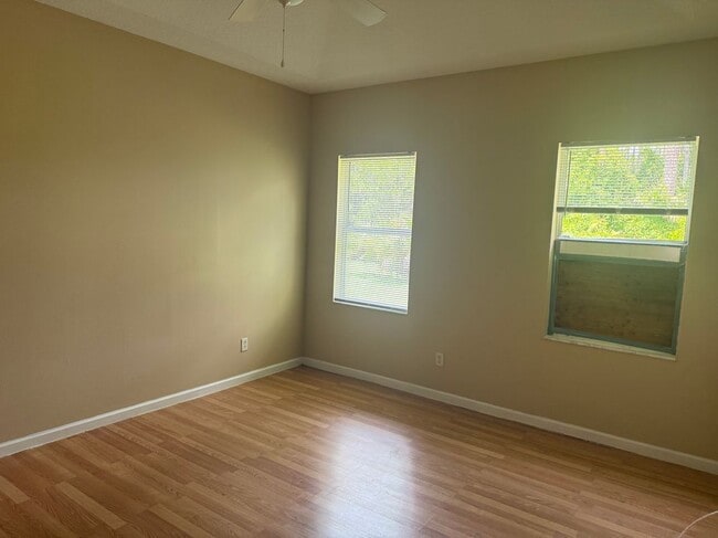 Building Photo - 18 Poinbury Dr