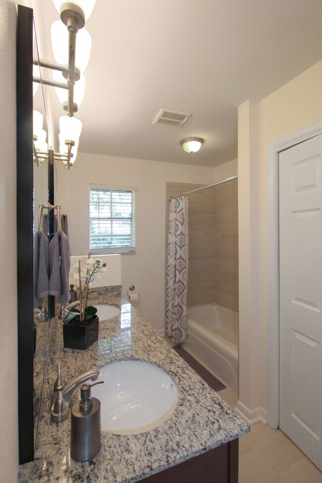 Building Photo - 5897 Somerset Dr