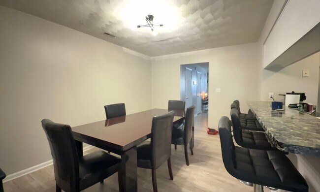 Building Photo - Beautiful 3BR Townhome in Gated Kings Square Community