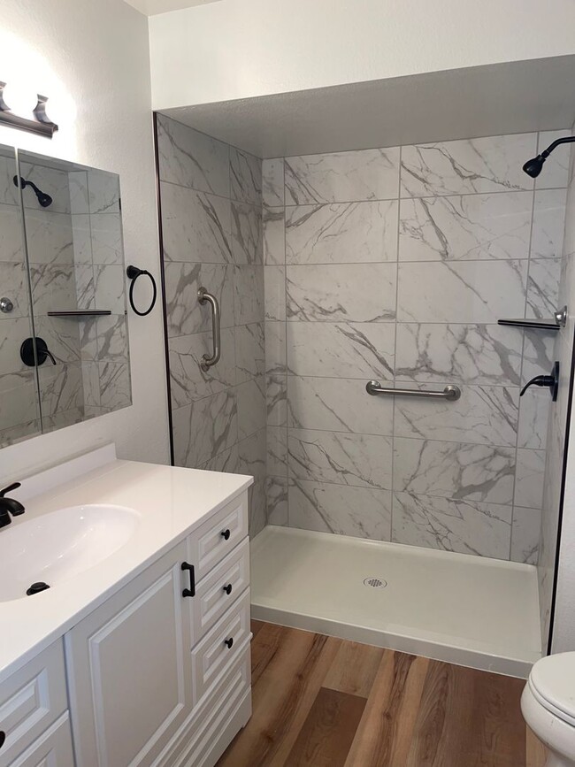 Building Photo - 3 Bed 1.5 Bath Duplex