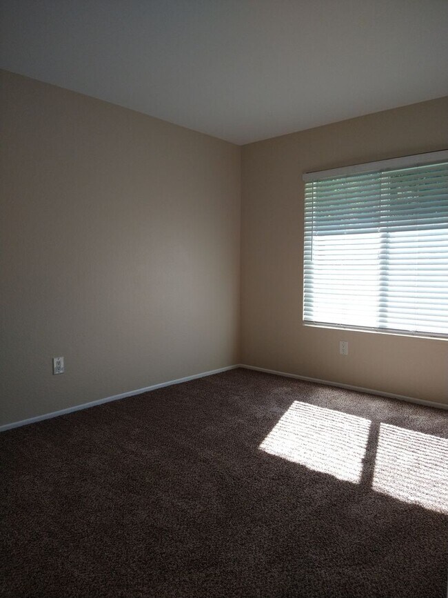 Building Photo - ALL UTILITIES INCLUDED! 3 Bed / 1 Bath Rem...