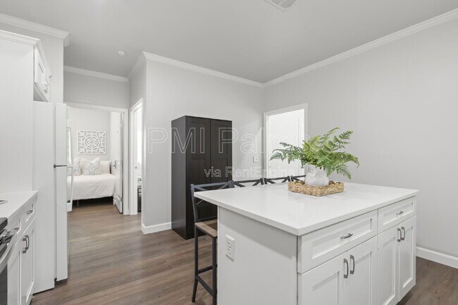 Building Photo - 1521 Preston St S