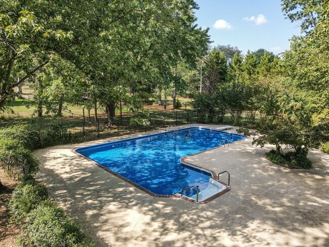 Building Photo - AVAILABLE NOW-- 4-Bed/5-Bath in the heart ...